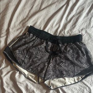 Lululemon 4” Hotty Hot shorts